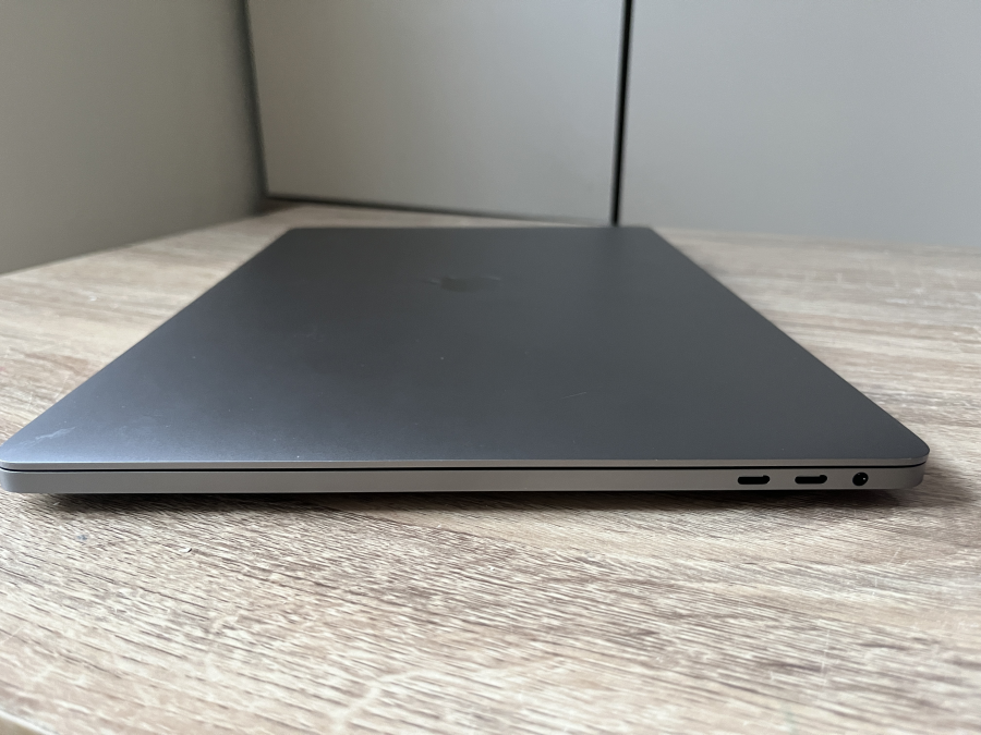 Apple MacBook Pro 16,1 16" Retina  2019 Intel  i9-9880HK 2.30GHz 32GB (2x16GB) 1TB SSD  RADEON RX5500M/4GB Space Gray