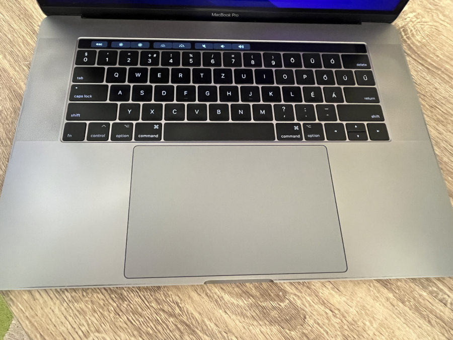 Apple MacBook Pro 14,3 15" Retina  Touchbar 2017 i7-7820HQ 2.90GHz 16GB (2x8GB ) / 500 SSD Radeon Pro 560/ 4 GB, sötétszürke 