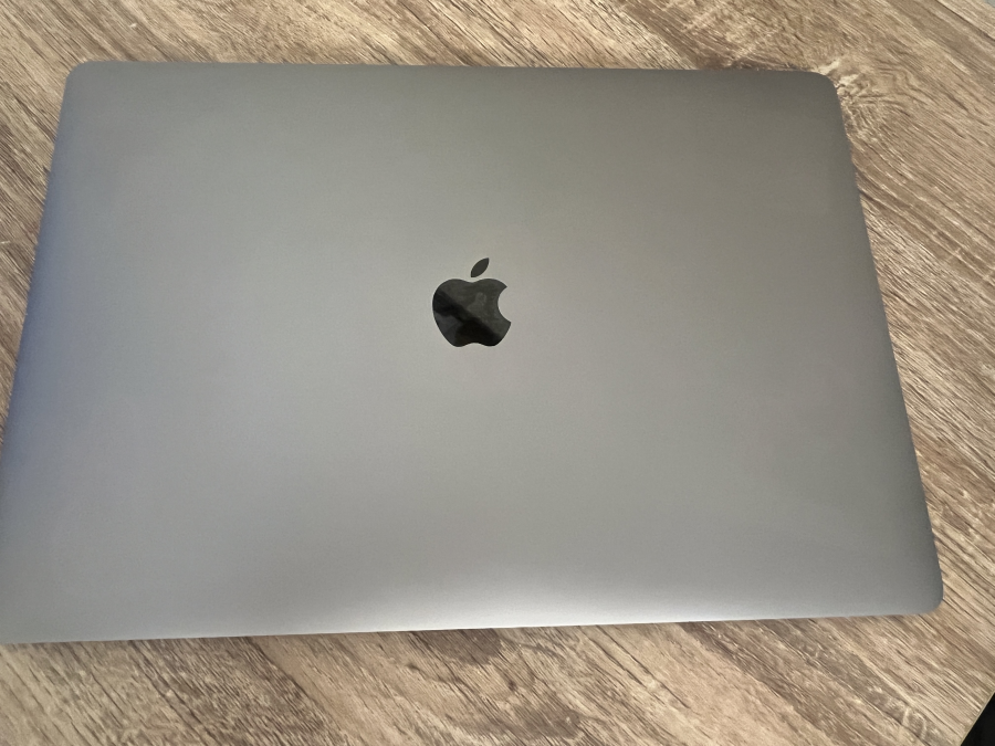 Apple MacBook Pro 14,3 15" Retina  Touchbar 2017 i7-7820HQ 2.90GHz 16GB (2x8GB ) / 500 SSD Radeon Pro 560/ 4 GB, sötétszürke 