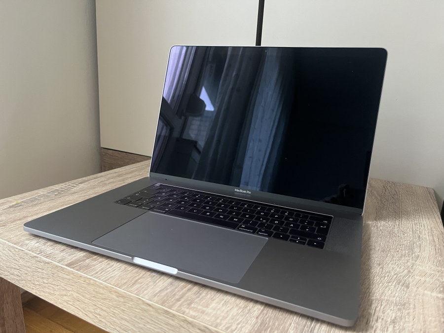 Apple MacBook Pro 14,3 15" Retina  Touchbar 2017 i7-7700HQ 2.80GHz 16GB (2x8GB ) / 500 SSD Radeon Pro 555 , sötétszürke