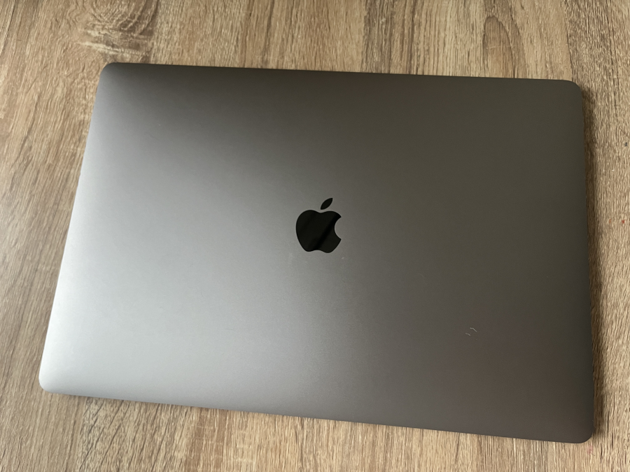 Apple MacBook Pro 14,3 15" Retina  Touchbar 2017 i7-7700HQ 2.80GHz 16GB (2x8GB ) / 500 SSD Radeon Pro 555 , sötétszürke