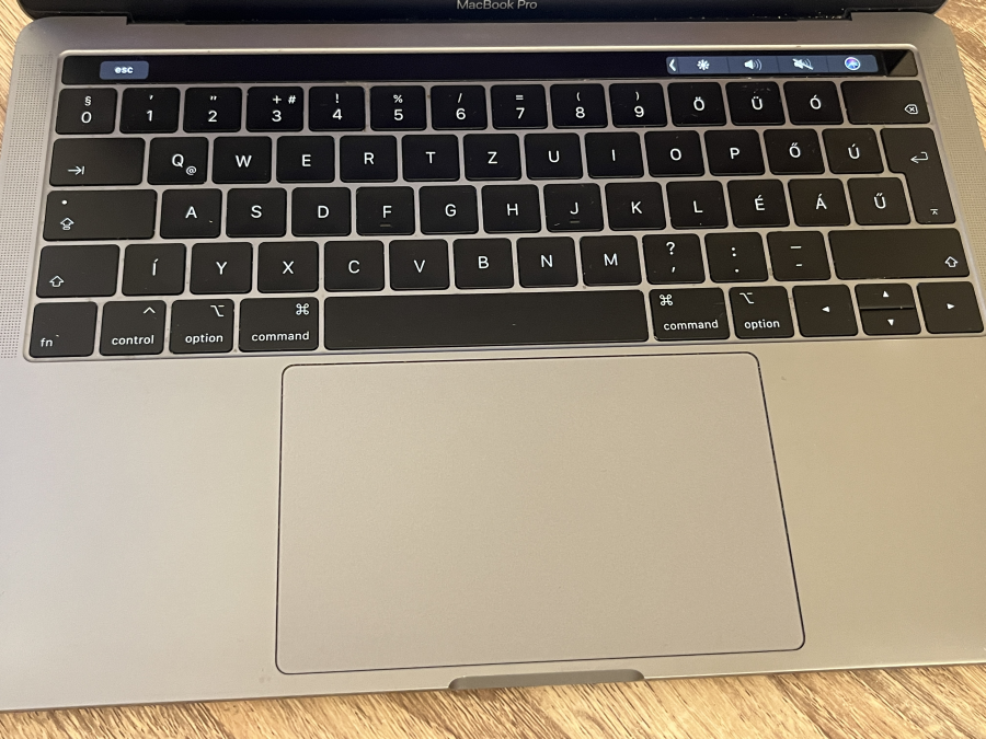 Apple MacBook Pro 15,2 13" Retina  Touchbar 2019 i5-8279U 2.40GHz 16GB (2x8GB ) / 256 SSD sötétszürke