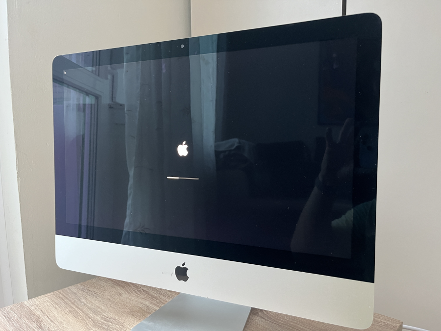 Apple iMac 19,2 21.5" 4K Late 2019 ( A2116 ) Core i3 -8100 3.6 8GB RAM/ 256GB SSD  Radeon Pro 555X/2GB 